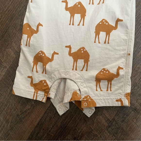 Tea Collection Camel Print Shorts Pocket Romper Size 18-24m - Picture 3 of 6